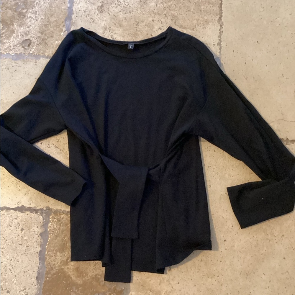 Express long sleeve tie front shirt -SZ M
Pit to pit 17”
Length 22”
R3